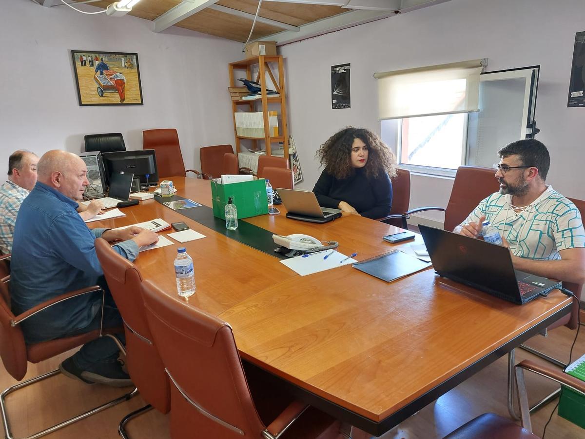 A reunión do xurado de poesía no Concello de Bueu.