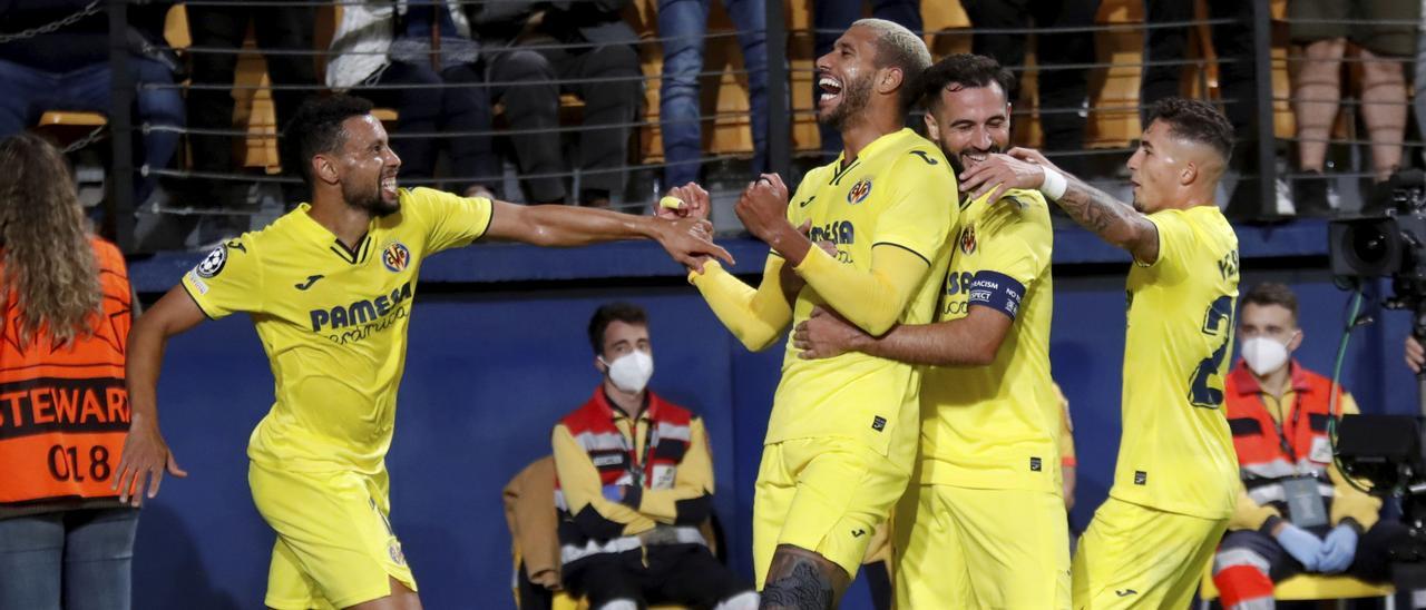 Los futbolistas del Villarreal celebran el primer tanto, de Capoue, que abrió el triunfo ante el Young Boys.