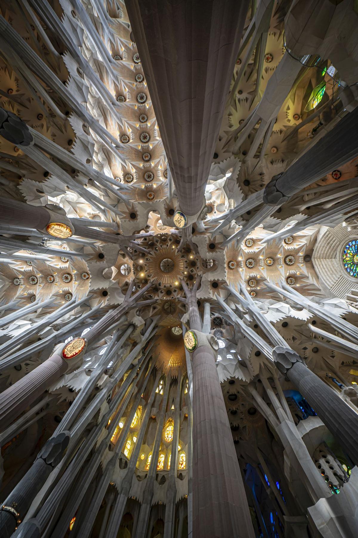 Dos colosales figuras de mármol griego de Thasos, el más blanco del mundo, aguardan a los pies del templo de la Sagrada Família para ser alzadas en octubre a la cima de las torres dedicadas a los evangelistas Juan y Mateo, la primera, como marca la tradición cristiana, un águila, y la segunda, con un esculpido que a veces confunde incluso a los más creyentes, con el aspecto de un hombre alado, sin que eso sea exactamente un ángel.