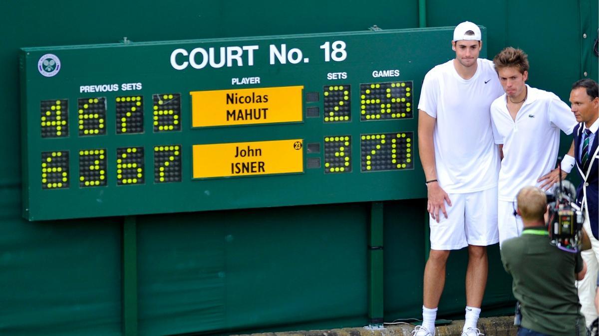 Isner y Mahut, junto al marcador final de Wimbledon