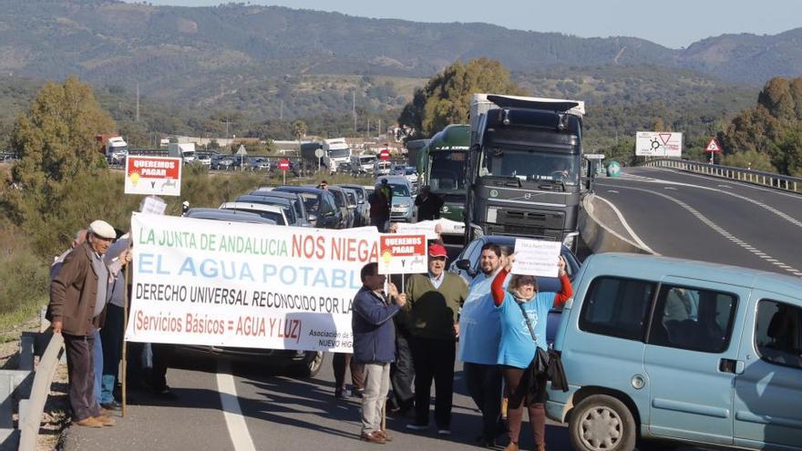 Los parcelistas cortan la N-432 durante tres horas para exigir servicios básicos