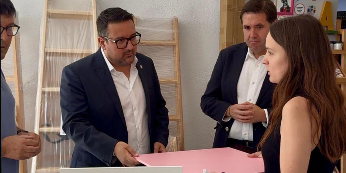 El portavoz de los populares de Vila-real, Adrián Casabó, durante la visita a una empresa de la ciudad.