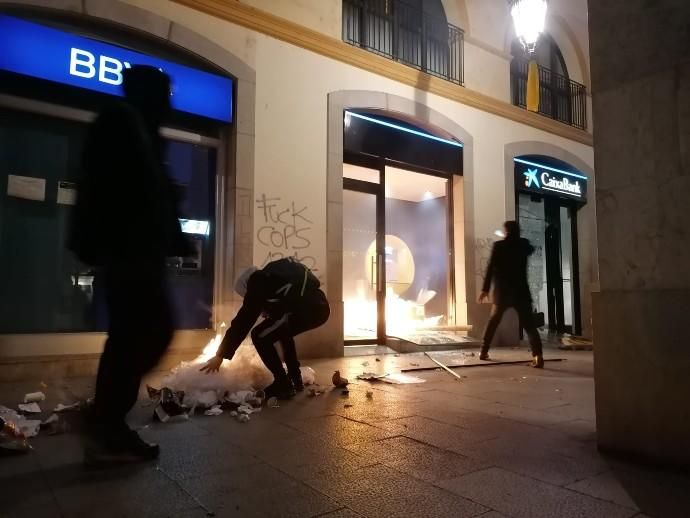 Grups incontrolats provoquen destrosses a Girona