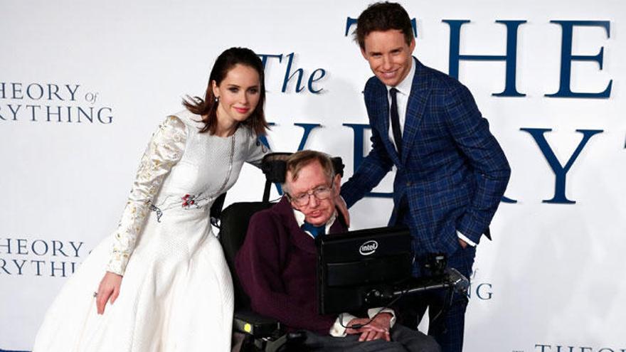 Eddie Redmayne, junto a Stephen Hawking y Felicity Jones.