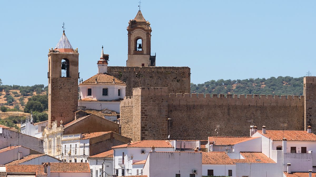 Las murallas y torres del castillo templario dominan el perfil urbano de Fregenal de la Sierra