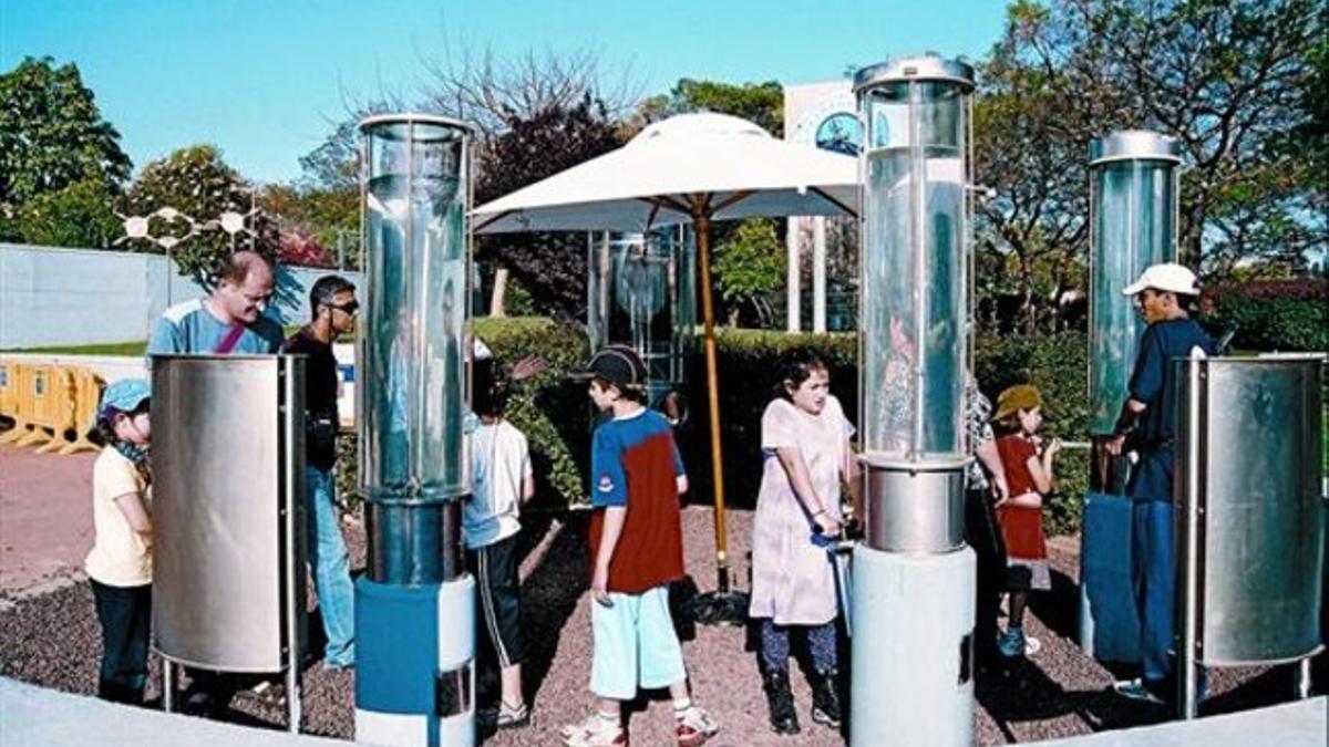 Alta tecnología israelí 8 Un grupo de escolares visita el Jardín de la Ciencia en el Instituto Weizmann.