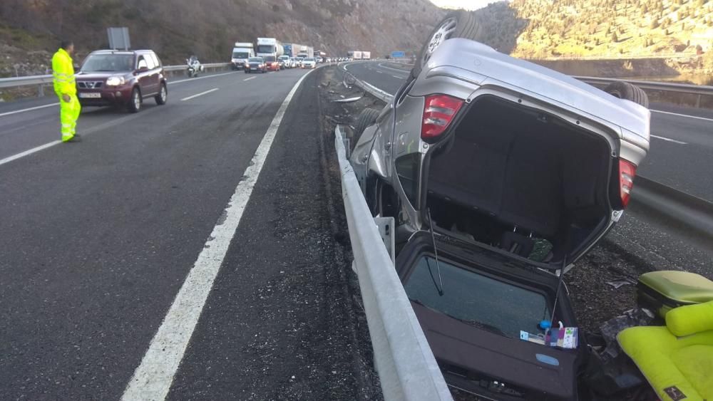 La autopista del Huerna, cortada por un accidente en Barrios de Luna