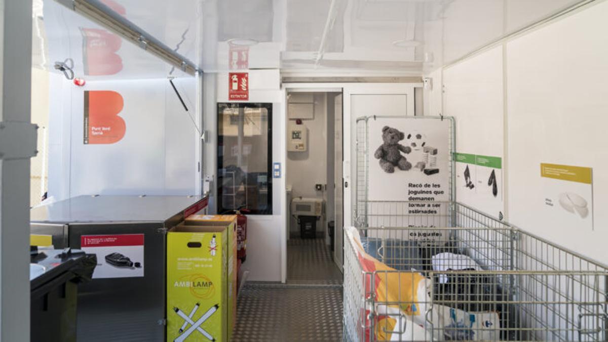 Interior de las instalaciones con distintos tipos de contenedores para diferentes tipos de residuos