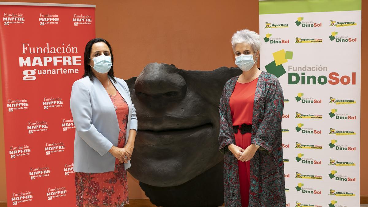 Esther Martel, directora de la Fundación MAPFRE Guanarteme, y Virginia Ávila, directora de la Fundación DinoSol