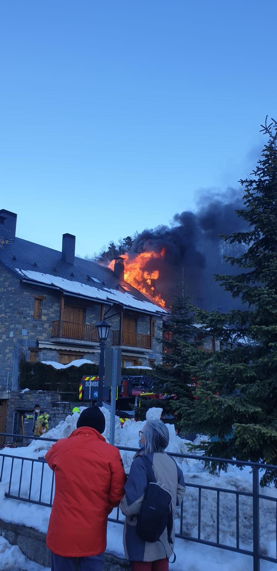 Un incendio calcina cuatro apartamentos en Tramacastilla de Tena