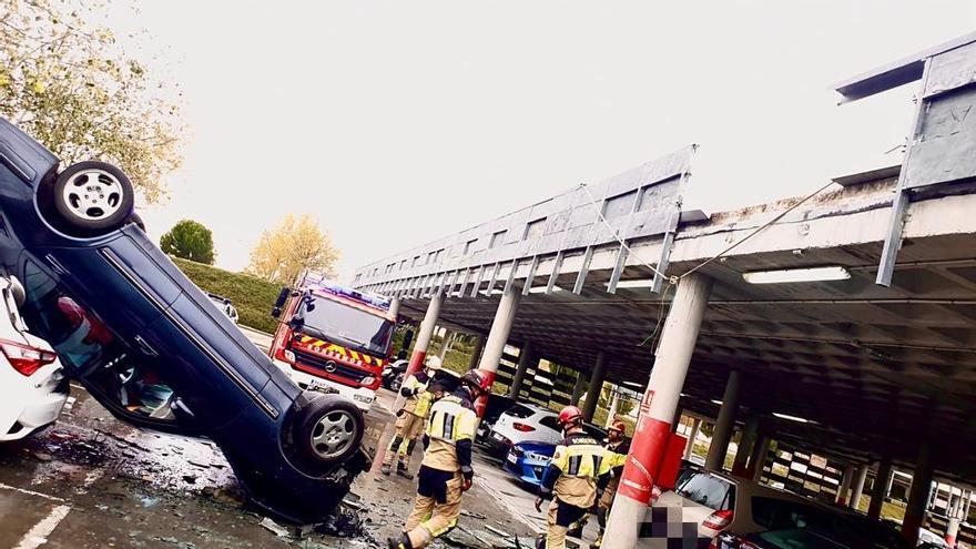 Vehículo volcado en el parking del Hospital Río Hortega de Valladolid.