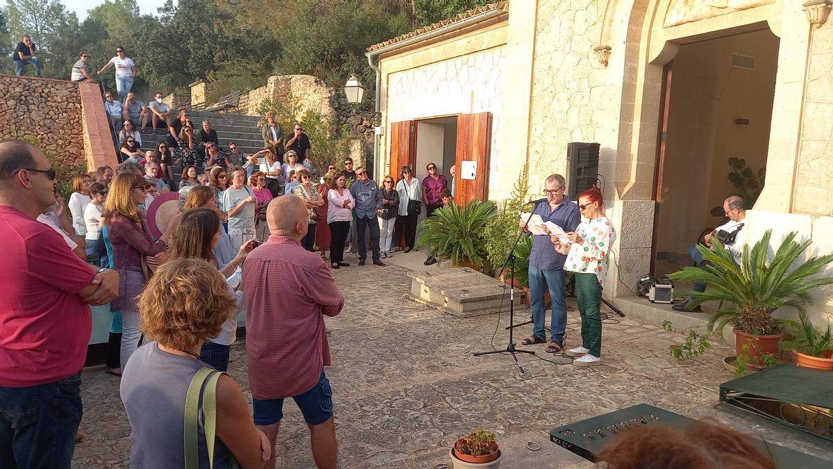 Guillem Simó, Caterina Garcies y Miquel Brunet, han leído en nombre de Teatre de Bunyola un fragmento de &#039;Siau benvingut&#039;