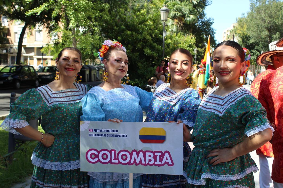FOTOGALERÍA | El mundo baila en Badajoz: el Festival Folklórico se echa a las calles en un desfile internacional