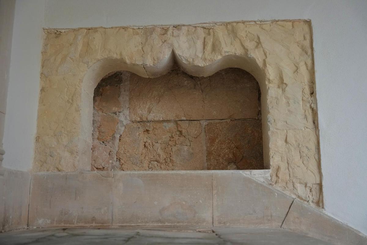 Parte de la puerta medieval descubierta durante la reforma.