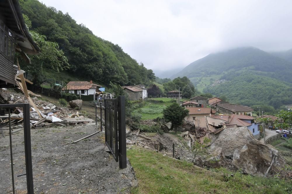 Un argayo obliga a desalojar un pueblo en Lena