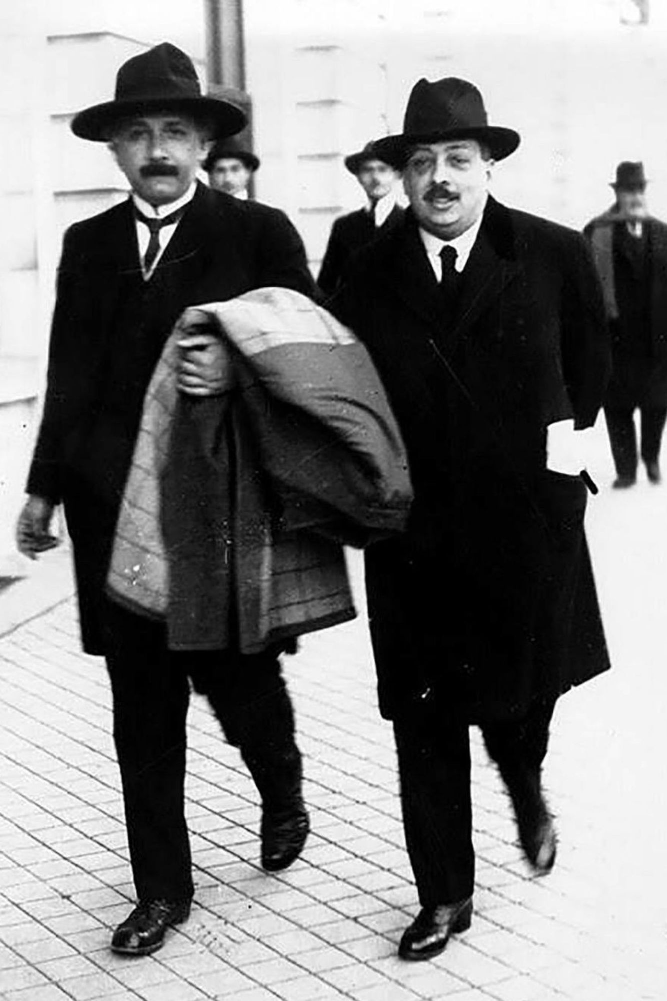 Blas Cabrera Felipe y Albert Einstein paseando por las calles de Madrid en 1923.