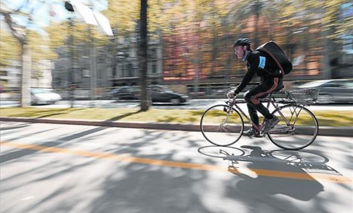 Los más débiles de la calzada 8Un ciclista circula por el carril bici de la avenida de la Diagonal, todavía sin segregar, el pasado viernes.