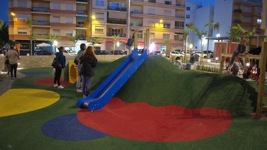 Parc infantil a la recentment nomenada plaça Rectora Mavi Mestre, a Oliva.