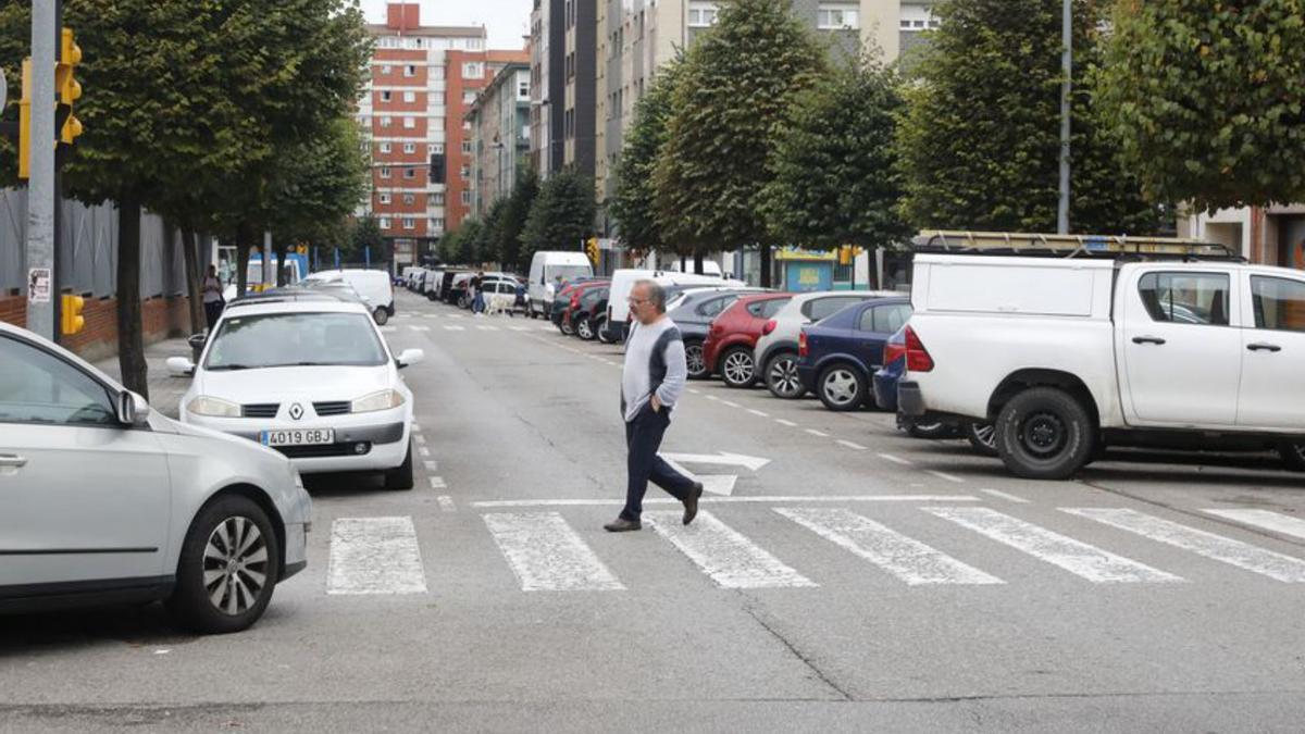 Un peatón cruza por un paso de la calle Andalucía. | Marcos León