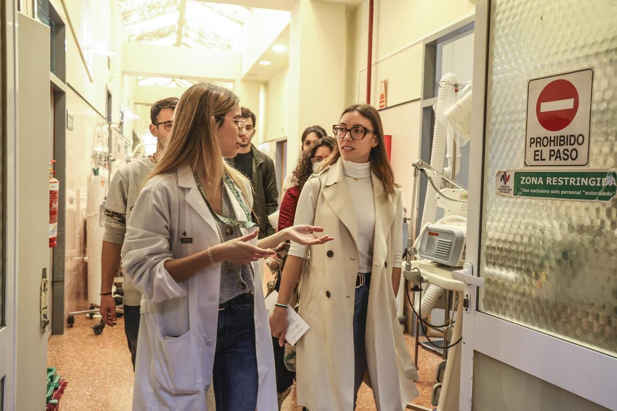 Estudiantes que aprobaron el MIR en 2024 en una visita al Hospital de Alicante