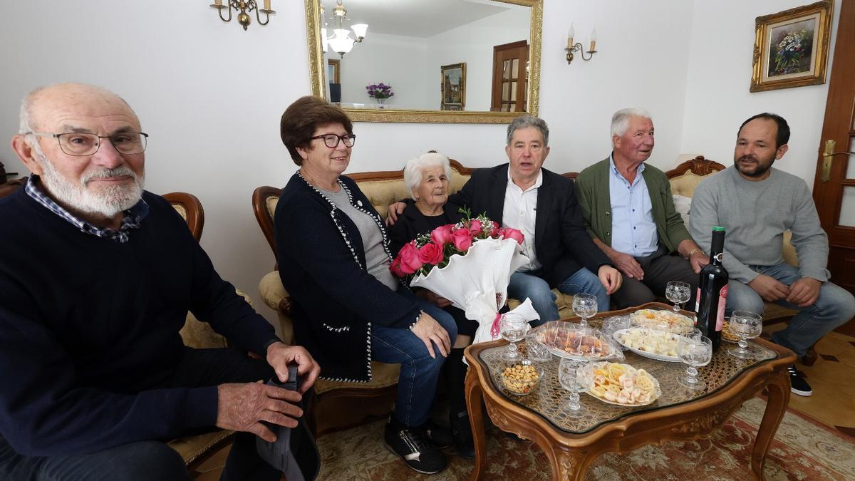 Adelina, con el alcalde y algunos familiares