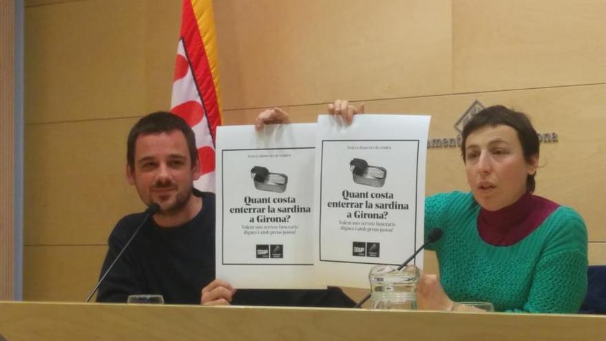 Salellas i Pèlach amb un cartell de protesta