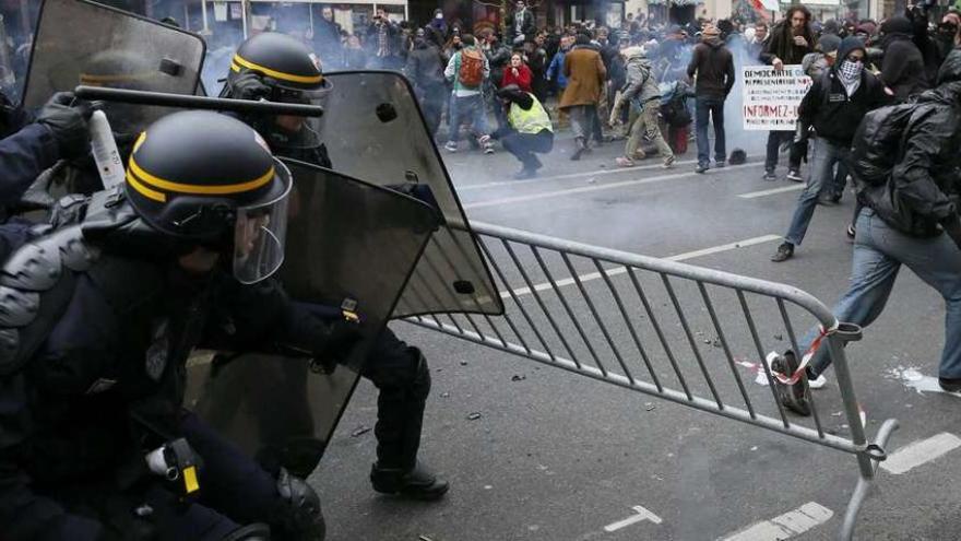 Dispersan con gases y cargas una protesta con 200 detenidos.