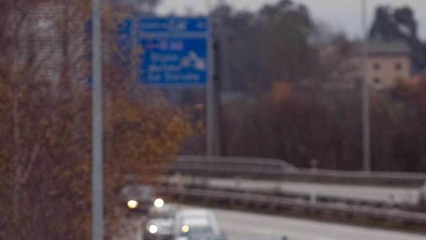 Varios automóviles, accediendo al área comercial de Paredes desde la autovía Oviedo-Villaviciosa.