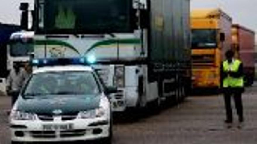 Más de 4.000 camiones extremeños secundan la huelga del transporte