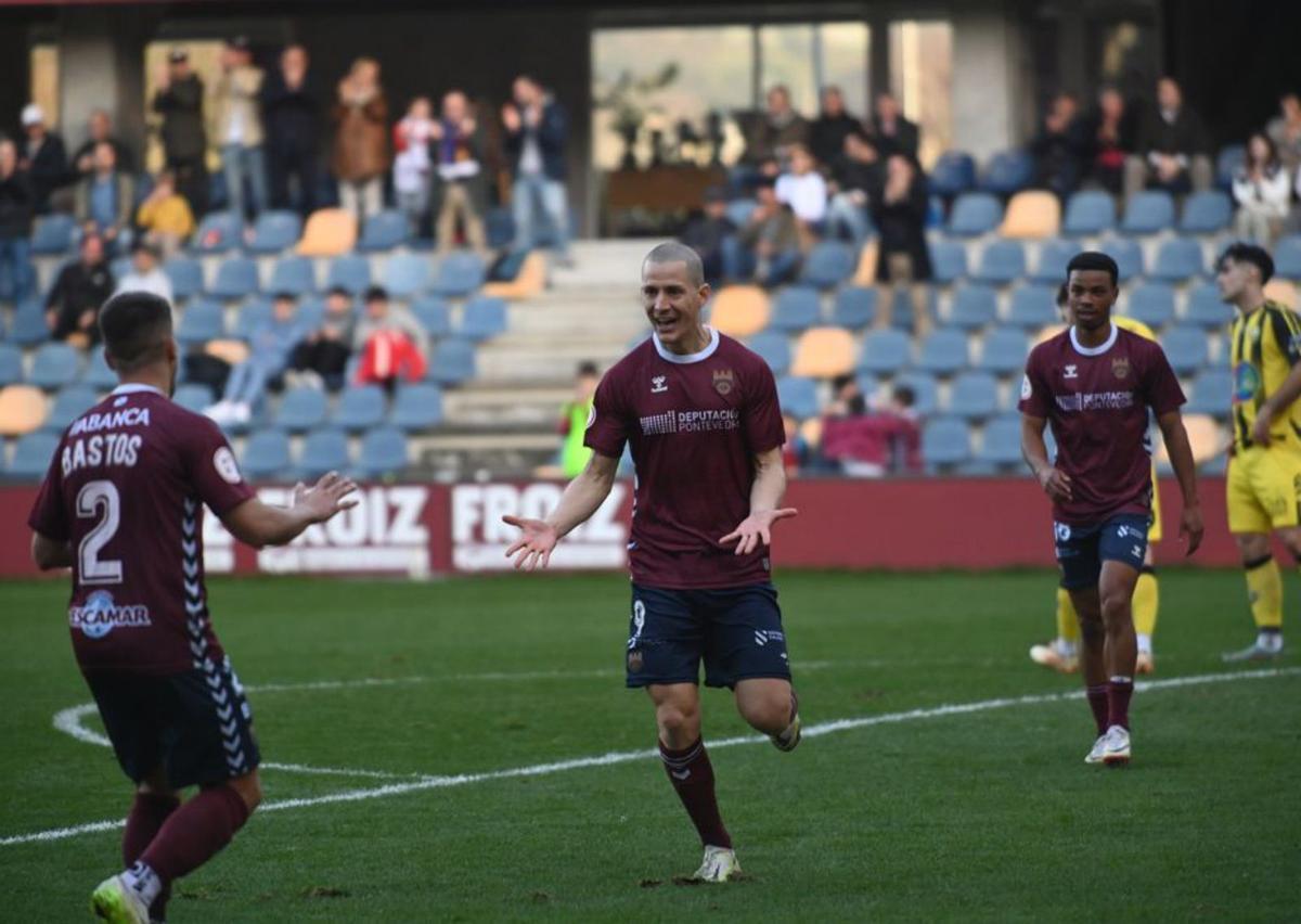 Rufo, celebrando un gol en Pasarón. |  // RAFA VÁZQUEZ