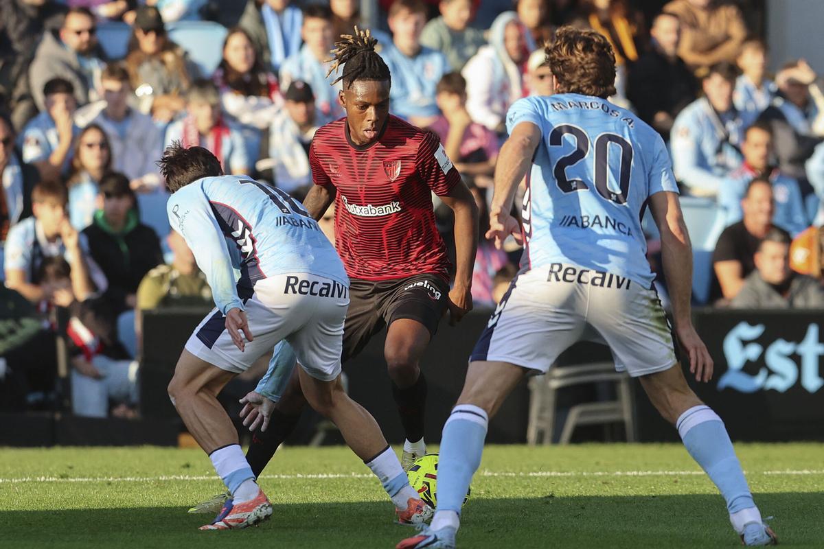 VIGO (PONTEVEDRA), 14/12/2025.- El delantero del Athletic Club Nico Williams (c) con el balón ante dos jugadores del Celta durante el partido de LaLiga disputado este domingo en el estadio de Balaídos. EFE/Salvador Sas. celta vigo . athletic bilbao. liga españa 2025/2026 celta vigo . athletic bilbao. 16. accion. balaidos