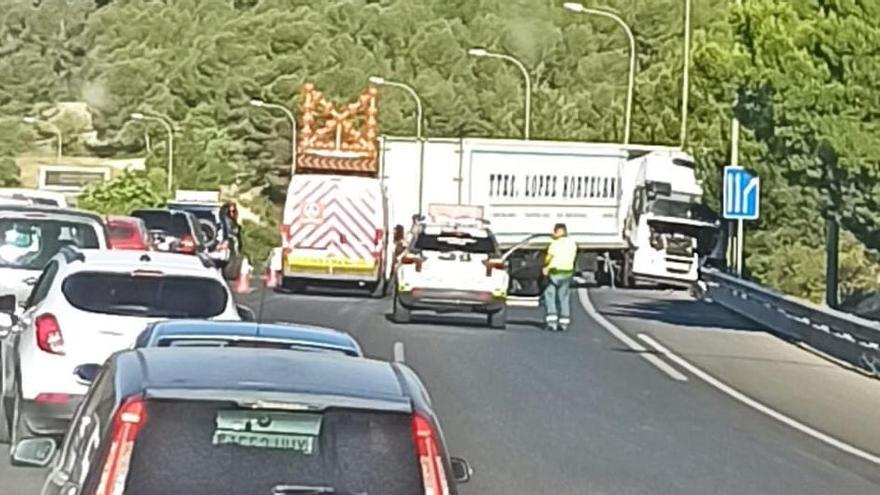 El camión quedó cruzado en medio de la autopista,