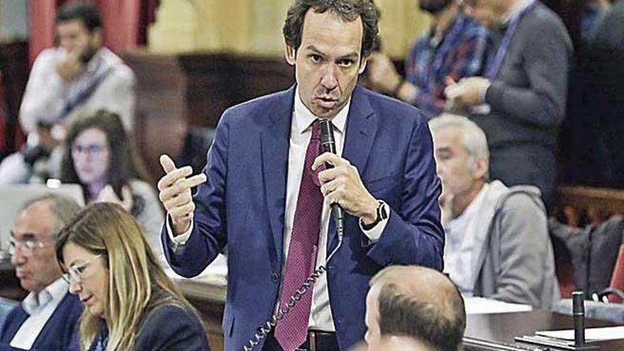 Marc Pons durante su intervenciÃ³n de ayer en el Parlament.