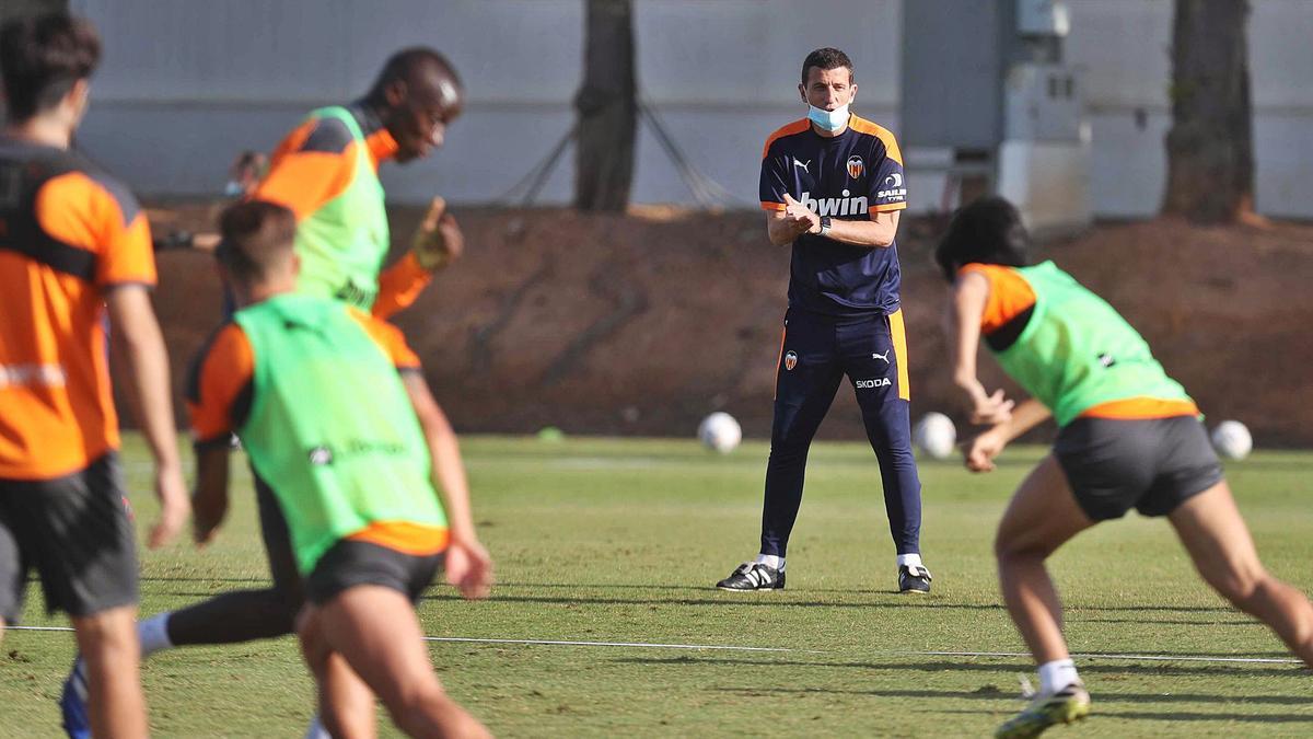 Javi Gracia anima a 
sus jugadores en
el entrenamiento.  J.M.López