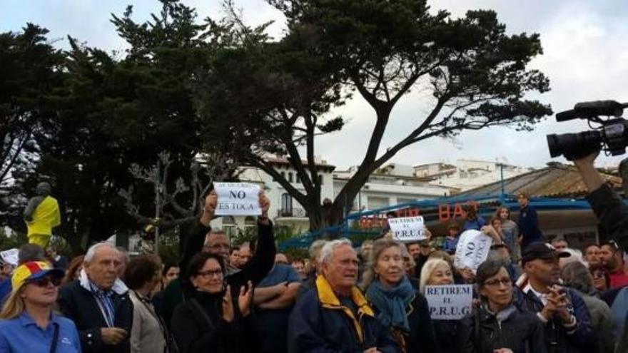 Manifestants a Cadaqués contra el Pla d&#039;Usos.