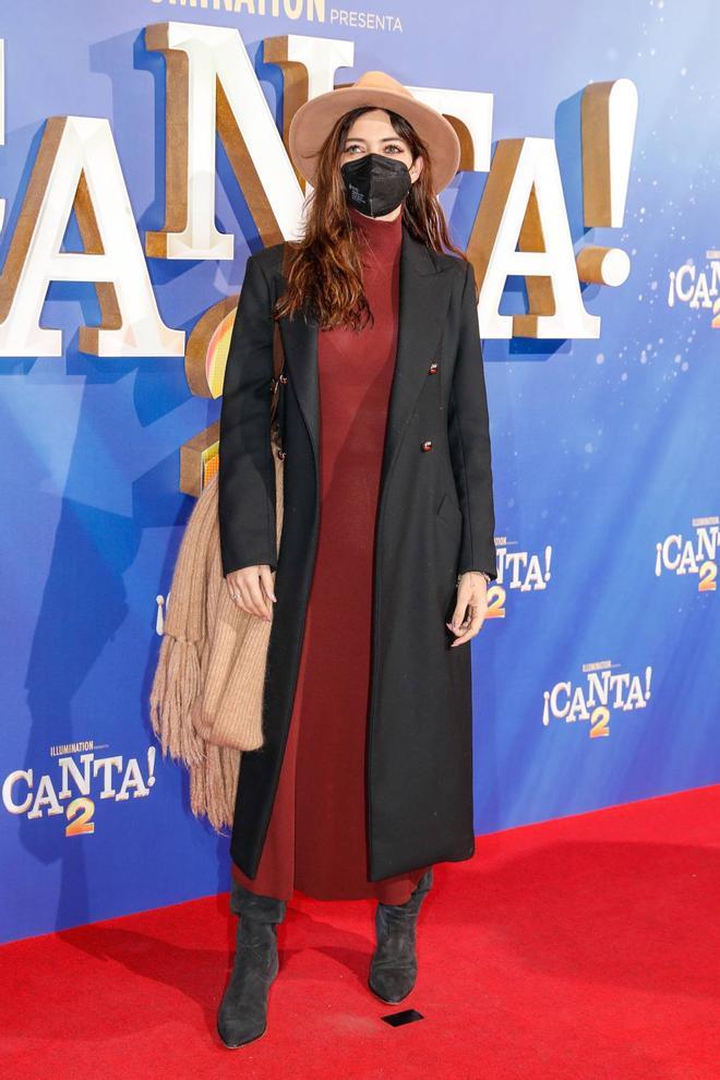 Sara Carbonero con vestido de punto de Zara, abrigo negro, botas y sombrero