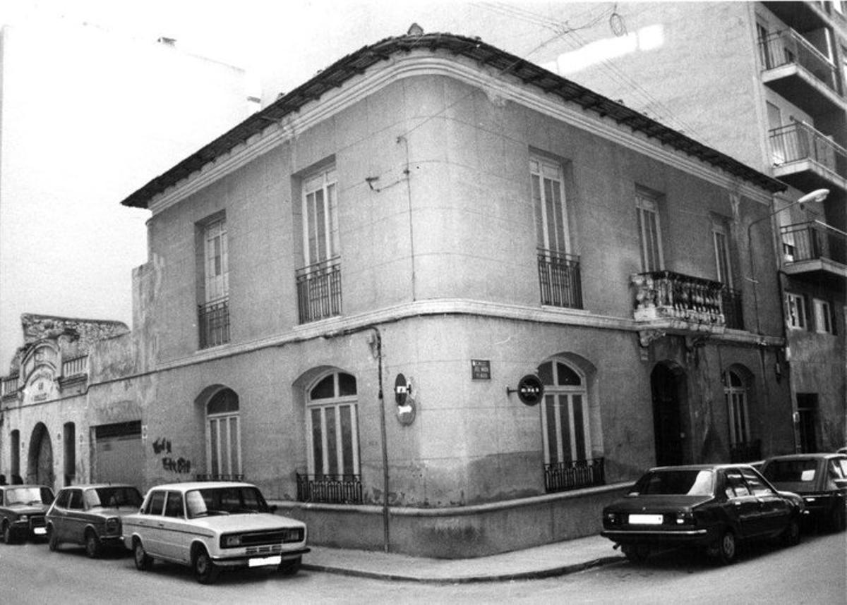 El edificio que albergaba a la Cruz Roja y el Parque de Bomberos de Elda en la calles Ramón Gorgé.