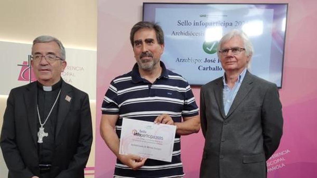 Juan Lucena, responsable del Portal de Transparencia del Archidiócesis de Mérida-Badajoz, recoge el sello Infoparticipa.