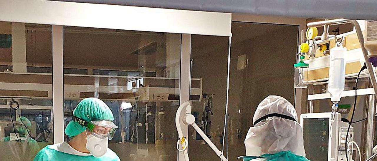 Sanitarios atendiendo en una unidad de UCI para pacientes Covid-19 en Povisa, Vigo. |   // MARTA G. BREA