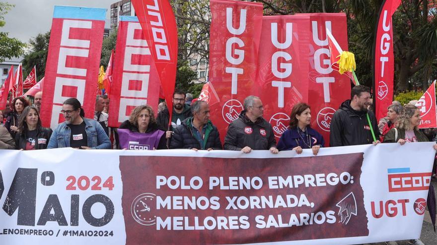 Pancarta de Comisiones Obreras y UGT por el pleno empleo el pasado 1 de mayo. |   // IAGO LÓPEZ