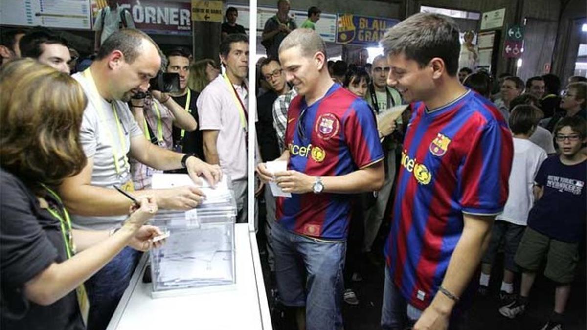 Dos socios del Barça votan durante las elecciones de 2010