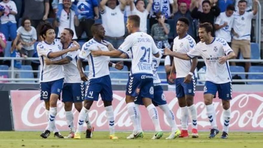 Els jugadors del Tenerife celebren el gol de Shibasaki.