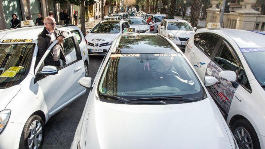 Una propuesta de la Confederación del Taxi aboga por el uniforme