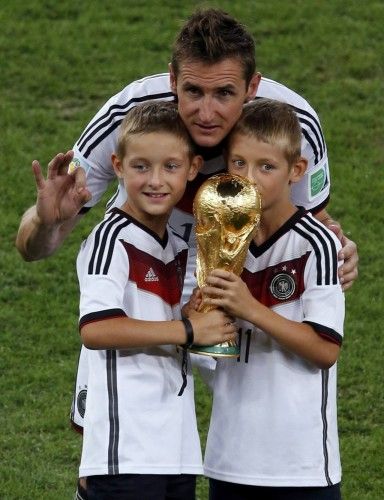 Miroslav Klose y sus hijos posan con la Copa del Mundo