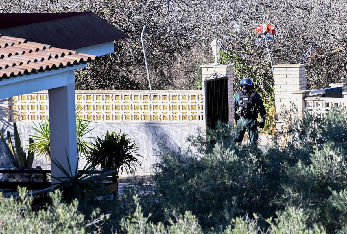 Un doble crimen mantiene acordonada una urbanización de Elche con un implicado atrincherado