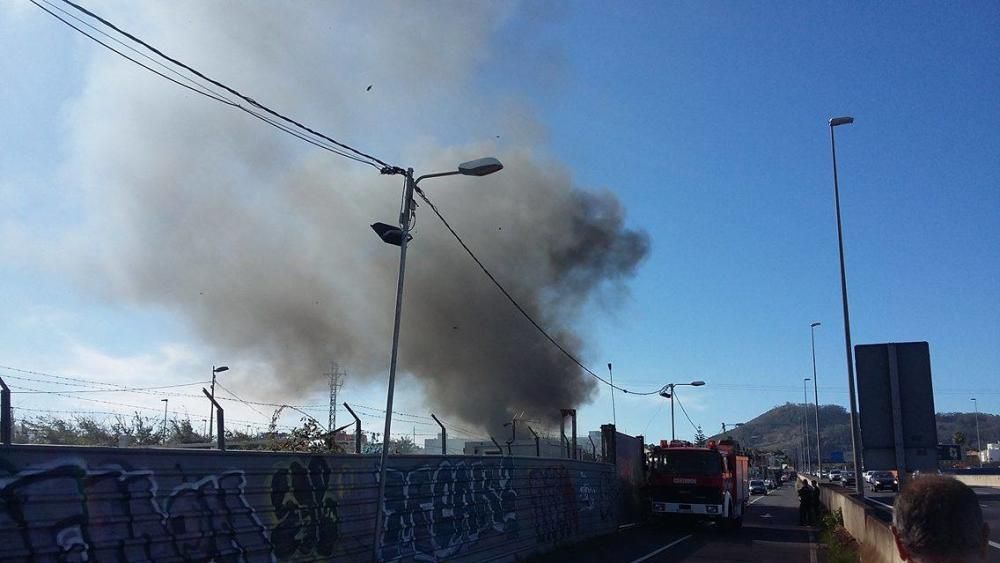 Arde un depósito municipal de coches en La Laguna