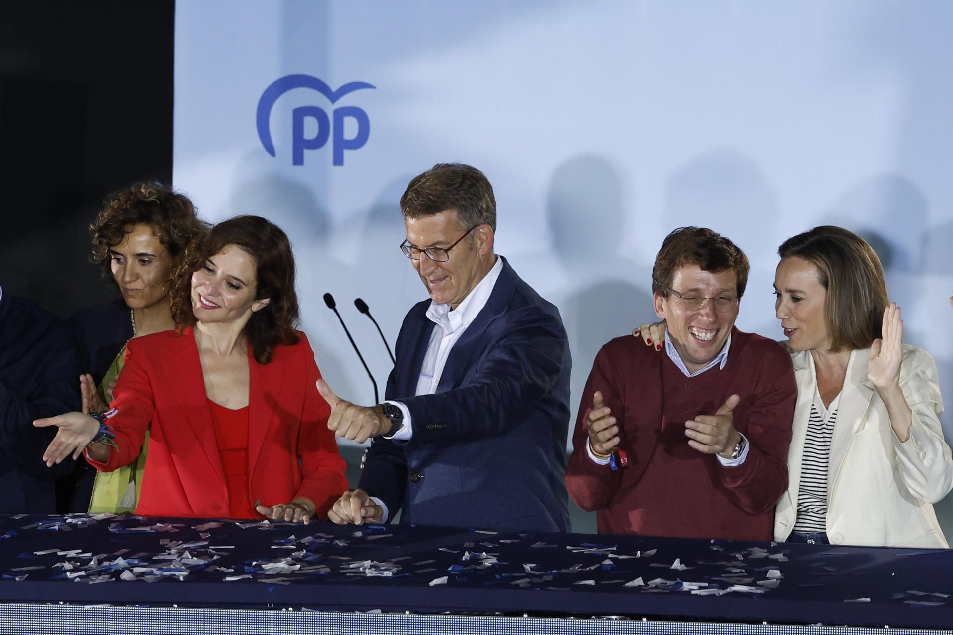 La presidenta de la Comunidad de Madrid y candidata a la reelección por el PP, Isabel Díaz Ayuso (2i), el alcalde y candidato a la reelección José Luis Martínez -Almeida (2d), el presidente del partido Alberto Núñez Feijóo (c) y la portavoz en el Congreso Cuca Gamarra (d) saludan a los simpatizantes desde el balcón de Génova tras conocer los resultados electorales en Madrid