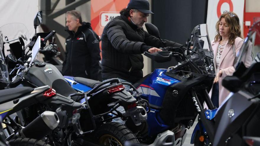 Visitantes del salón probando motocicletas.   | // ALBA VILLAR