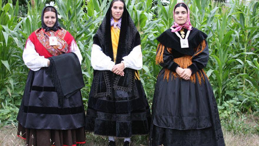 Puntadas para vestir la tradición del siglo XIX - Faro de Vigo