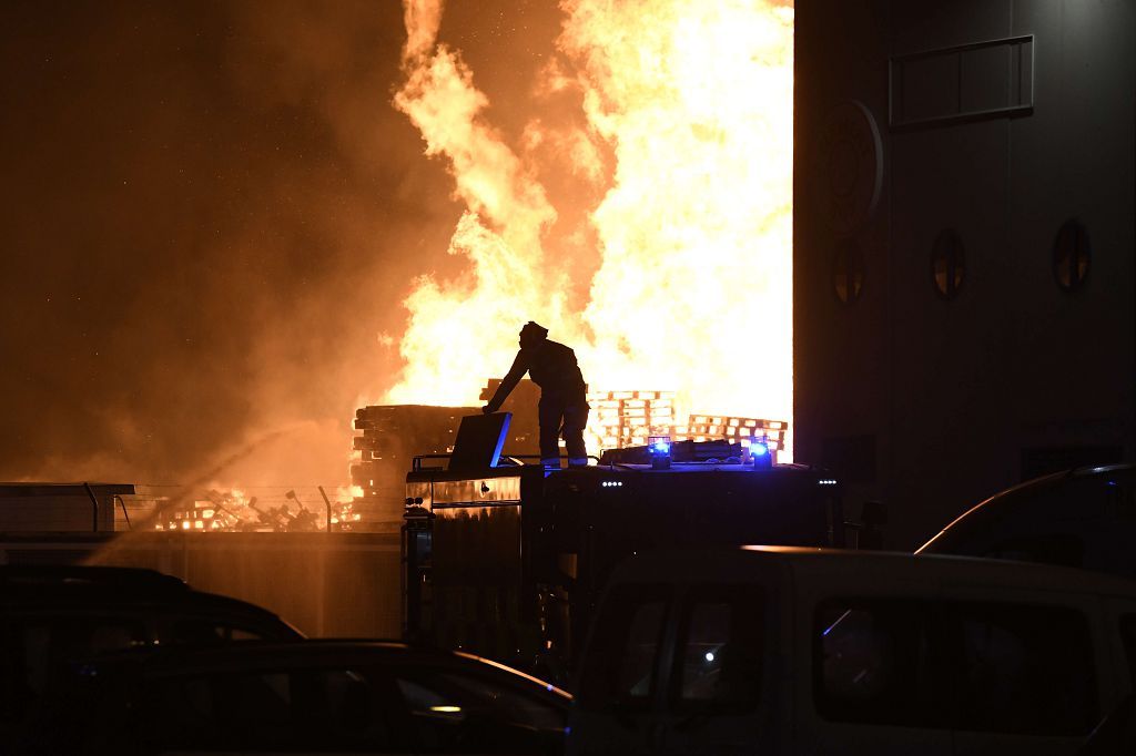 Estas son las imágenes que el aparatoso incendio de Puente Tocinos ha dejado este sábado